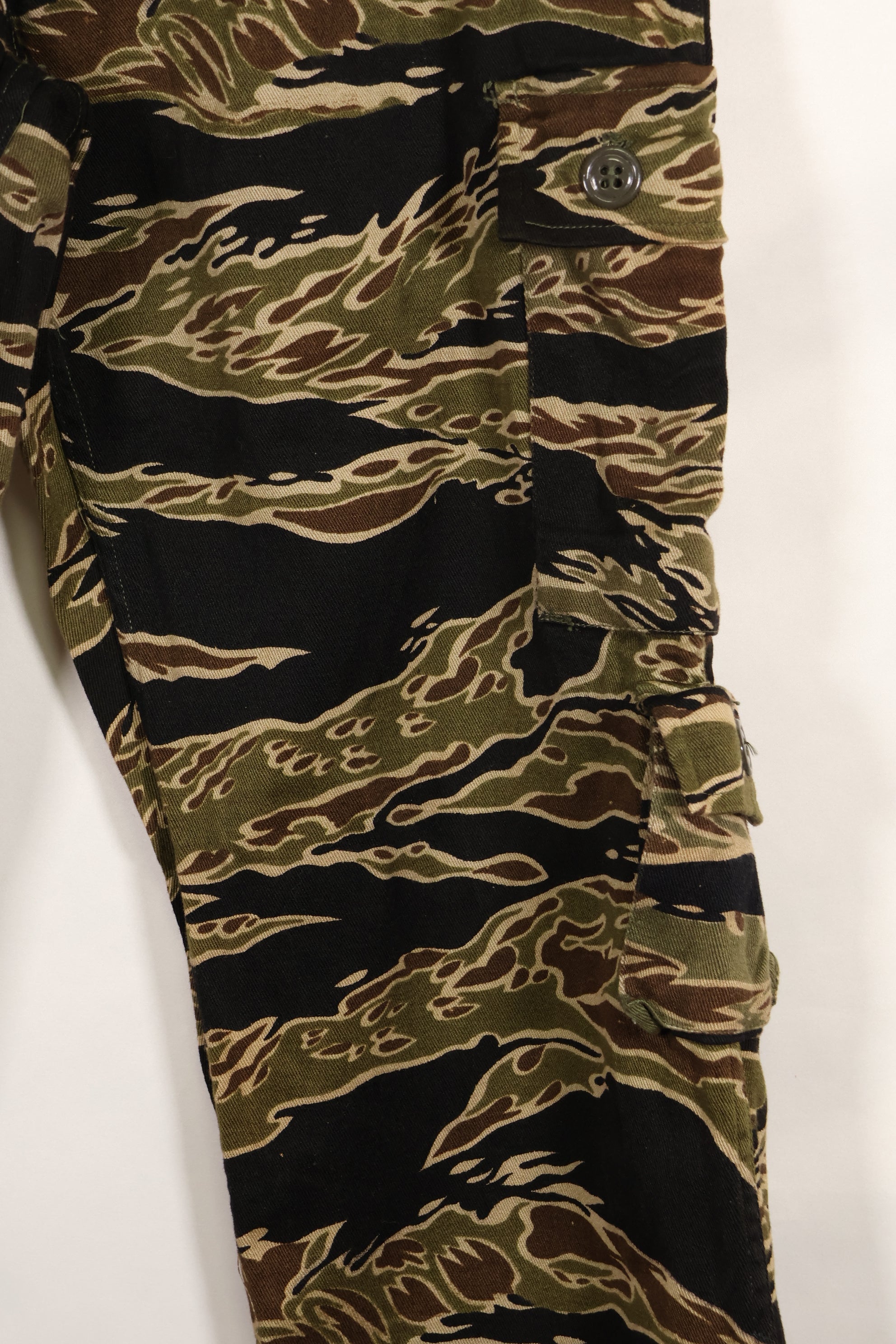 Mid-1960s early gold tiger stripe pants, size S-R, US cut, good condition.