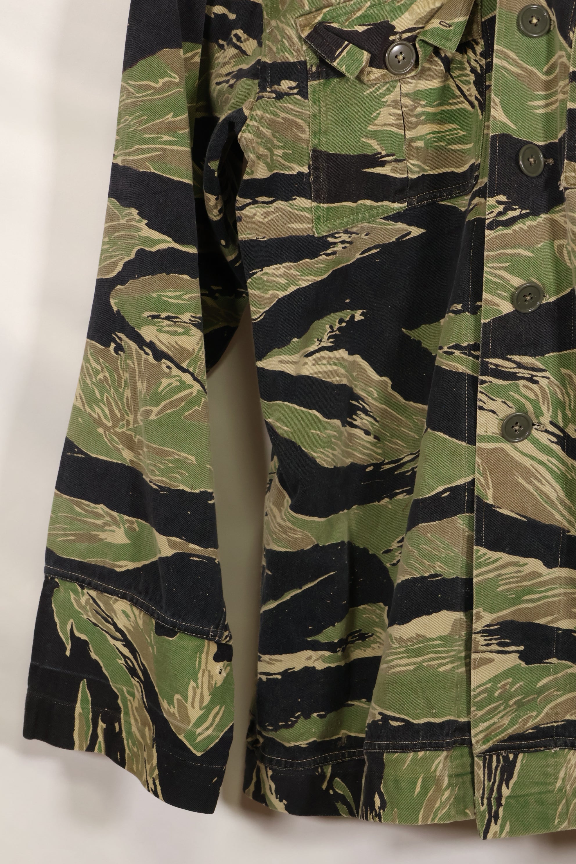 Early 1960s twill fabric, rare VNMC 1st Model tiger stripe shirt, used by Taylor.