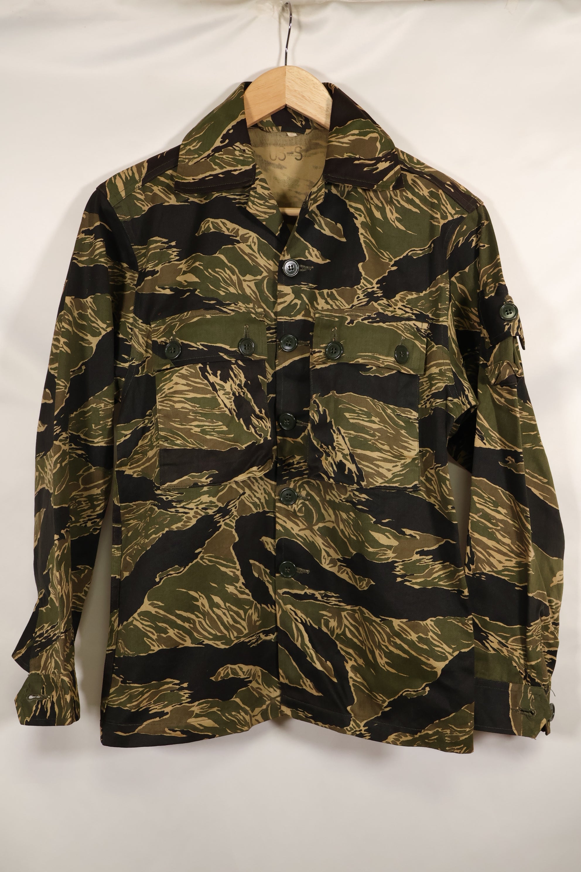 Actual deadstock Okinawa Tiger Tiger Stripe US Cut Shirt US-S Japanese mainland sewing, stained.