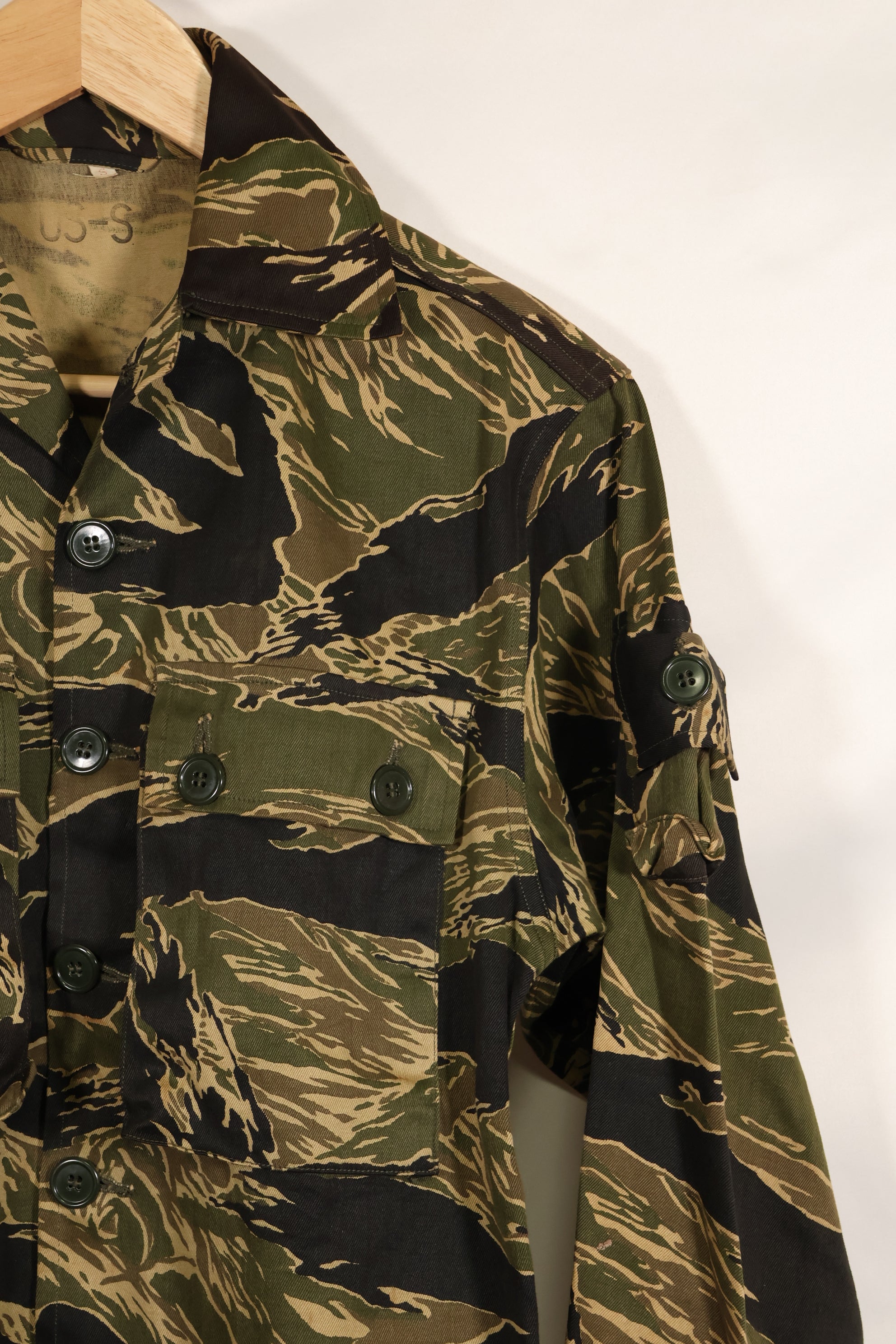 Actual deadstock Okinawa Tiger Tiger Stripe US Cut Shirt US-S Japanese mainland sewing, stained.