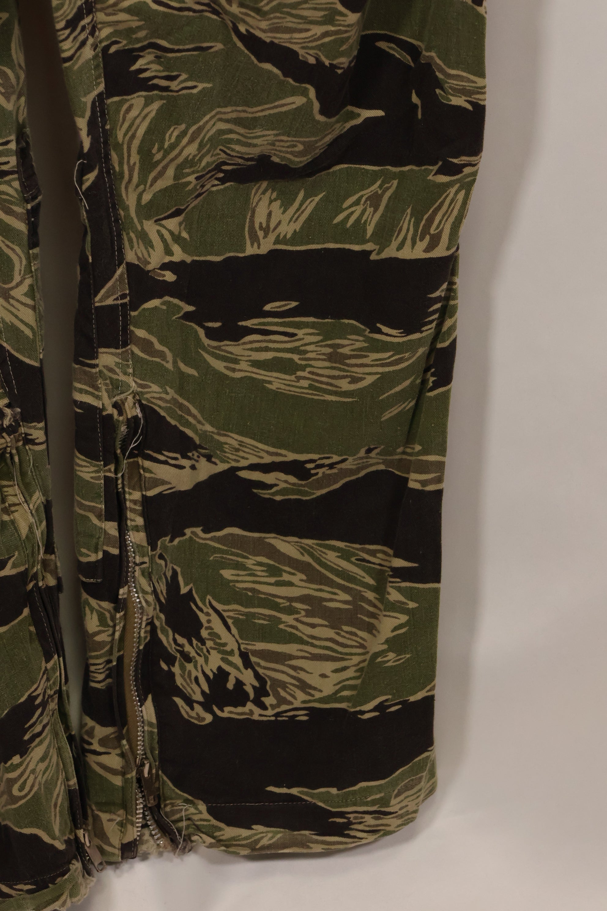 1960s 40L Okinawa Tiger Pattern Tiger Stripe Flight Suit Used