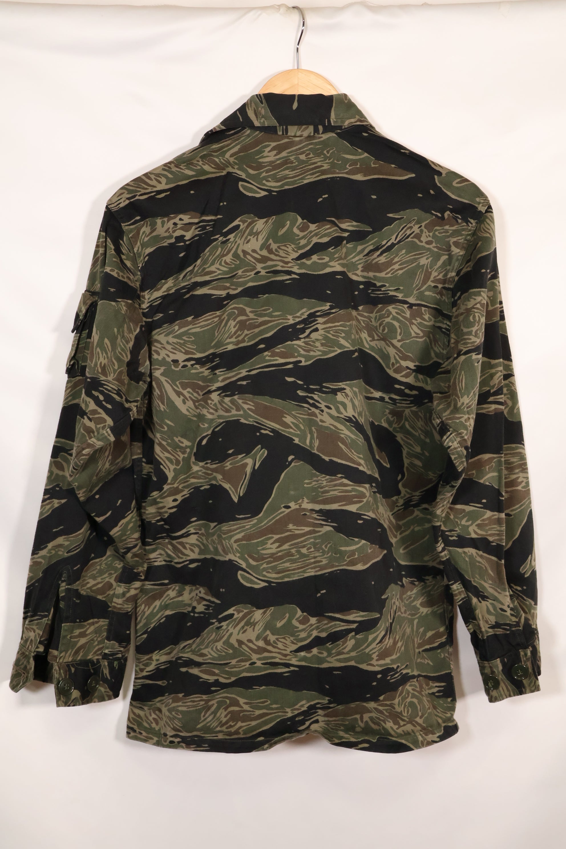 1960s US-M Silver Tiger Tiger Stripe shirt, little worn, good condition, used.