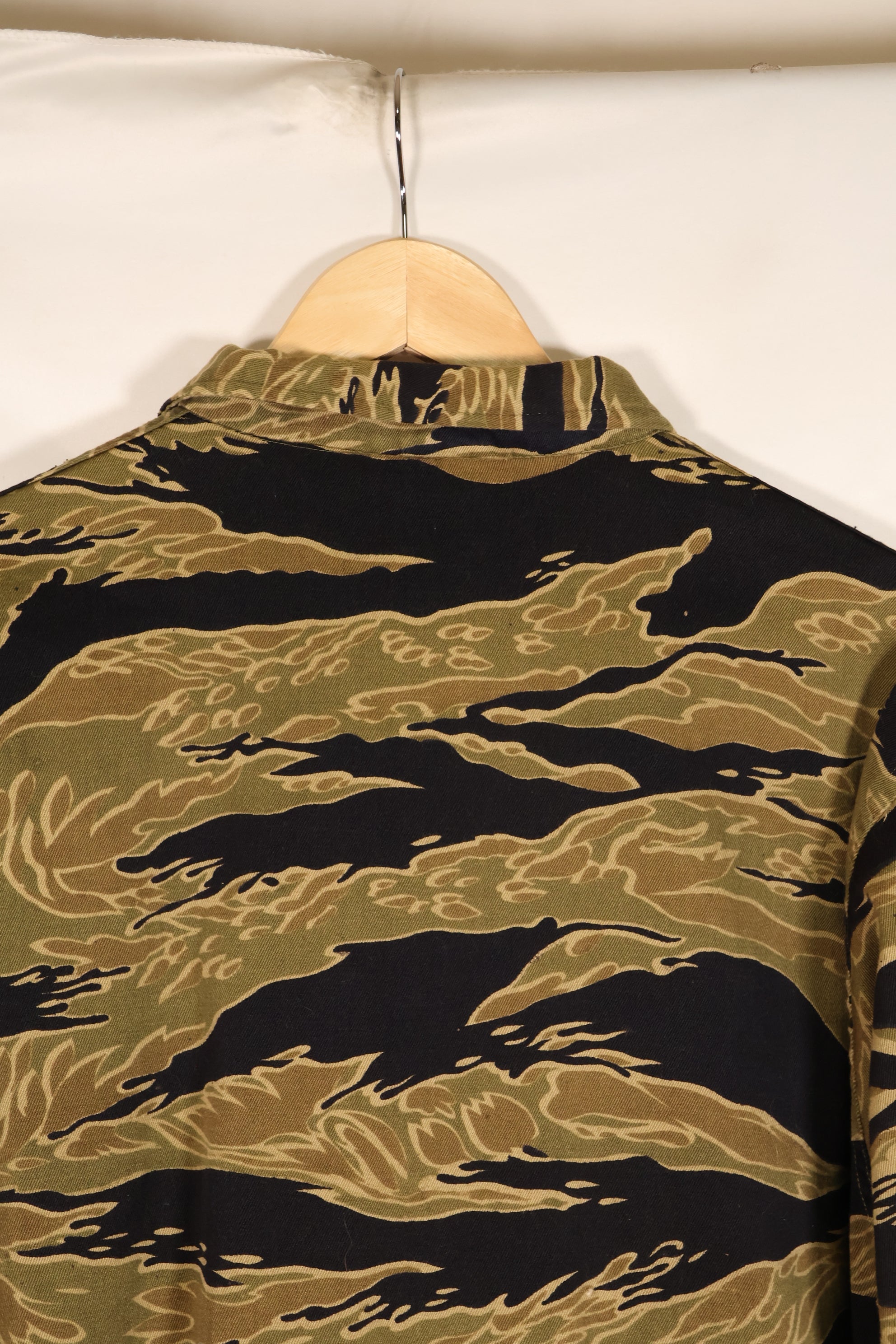 Late 1960s US-M Gold Tiger Tiger Stripe US-cut shirt, in good condition