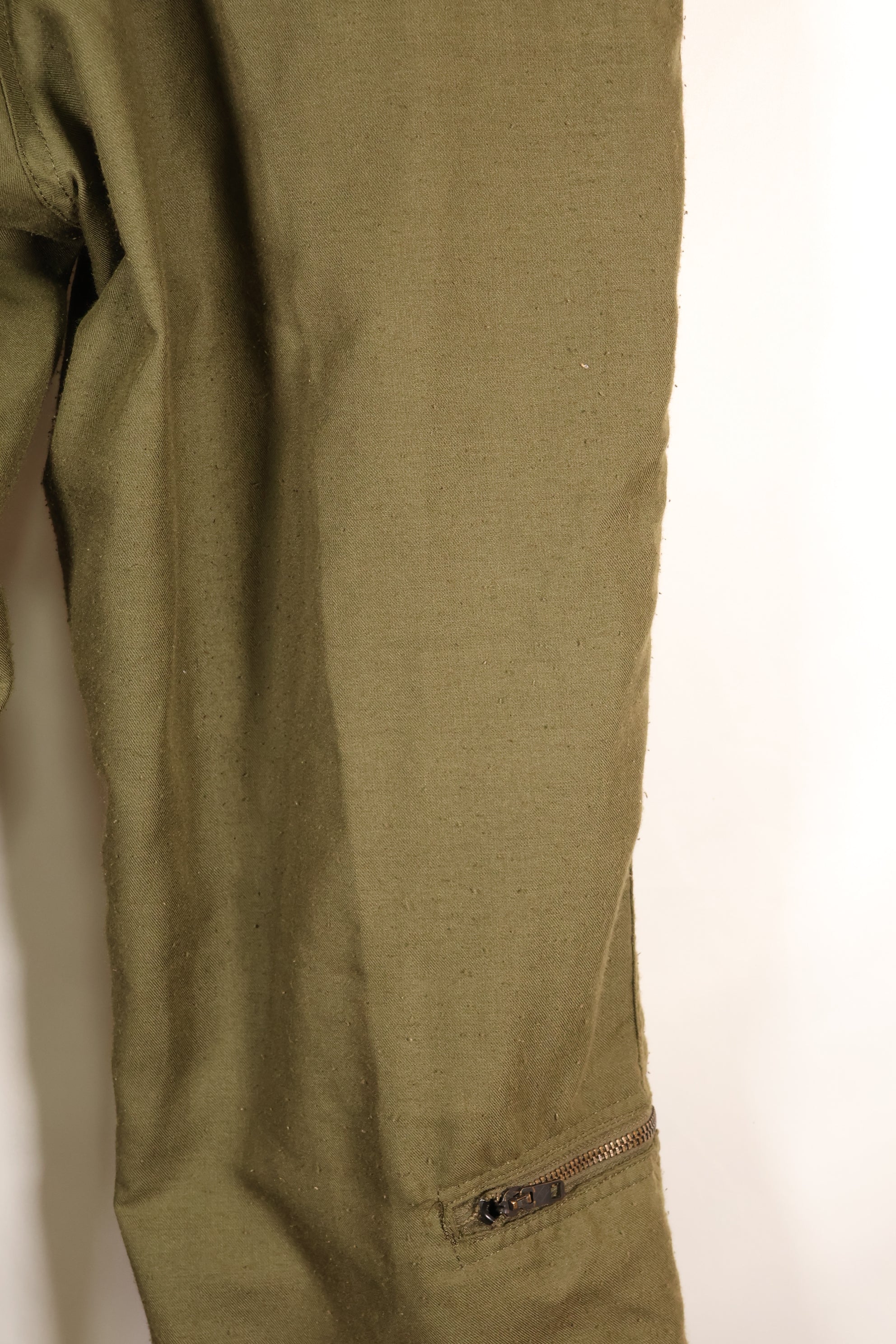 Early 1970s, estimated MEDIUM pilot fireproof pants, size tag missing, used.