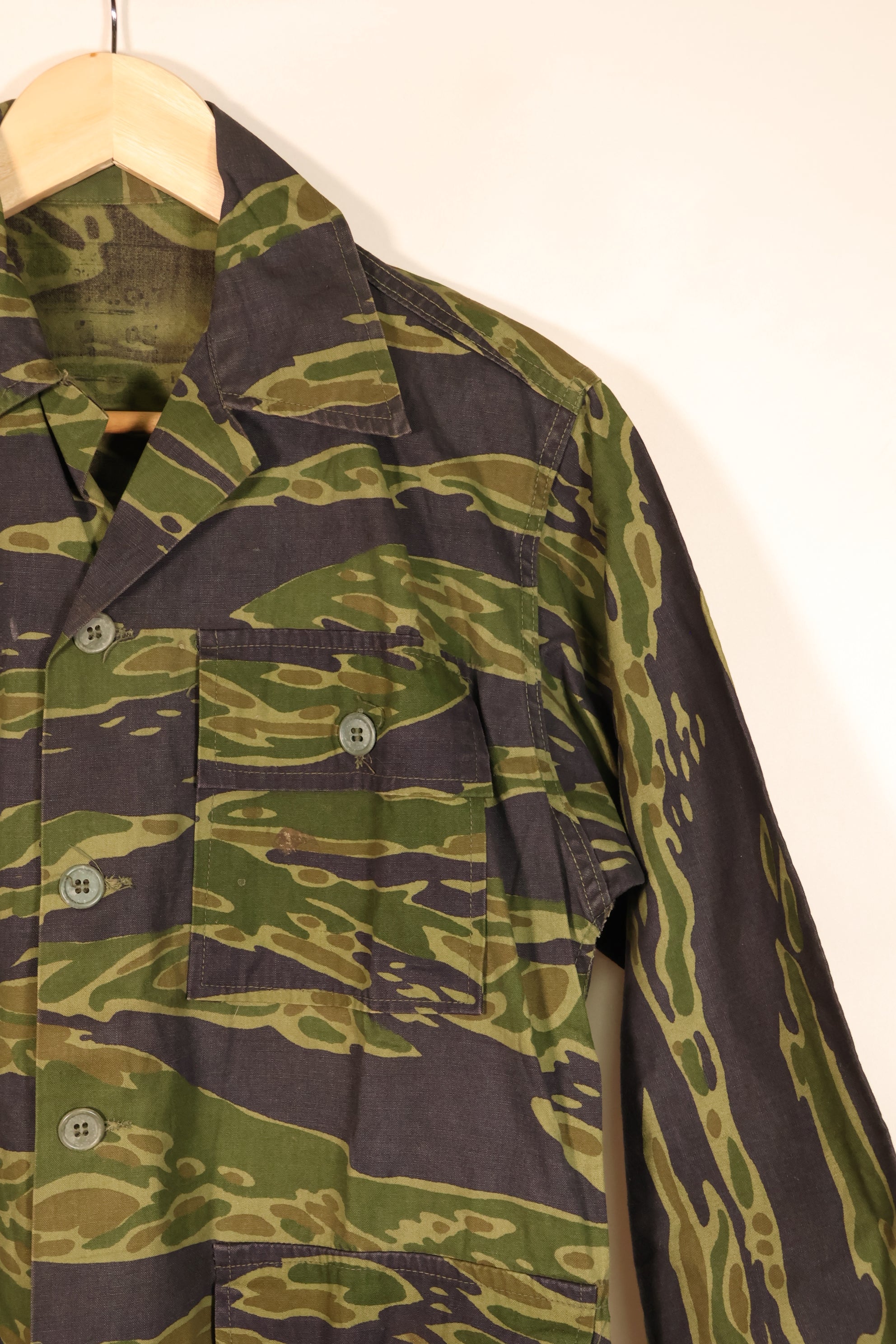 Early 1970s, Size S–M, South Vietnamese Marine Corps (VNMC), 5th Pattern Tiger Stripe Shirt, in good condition　