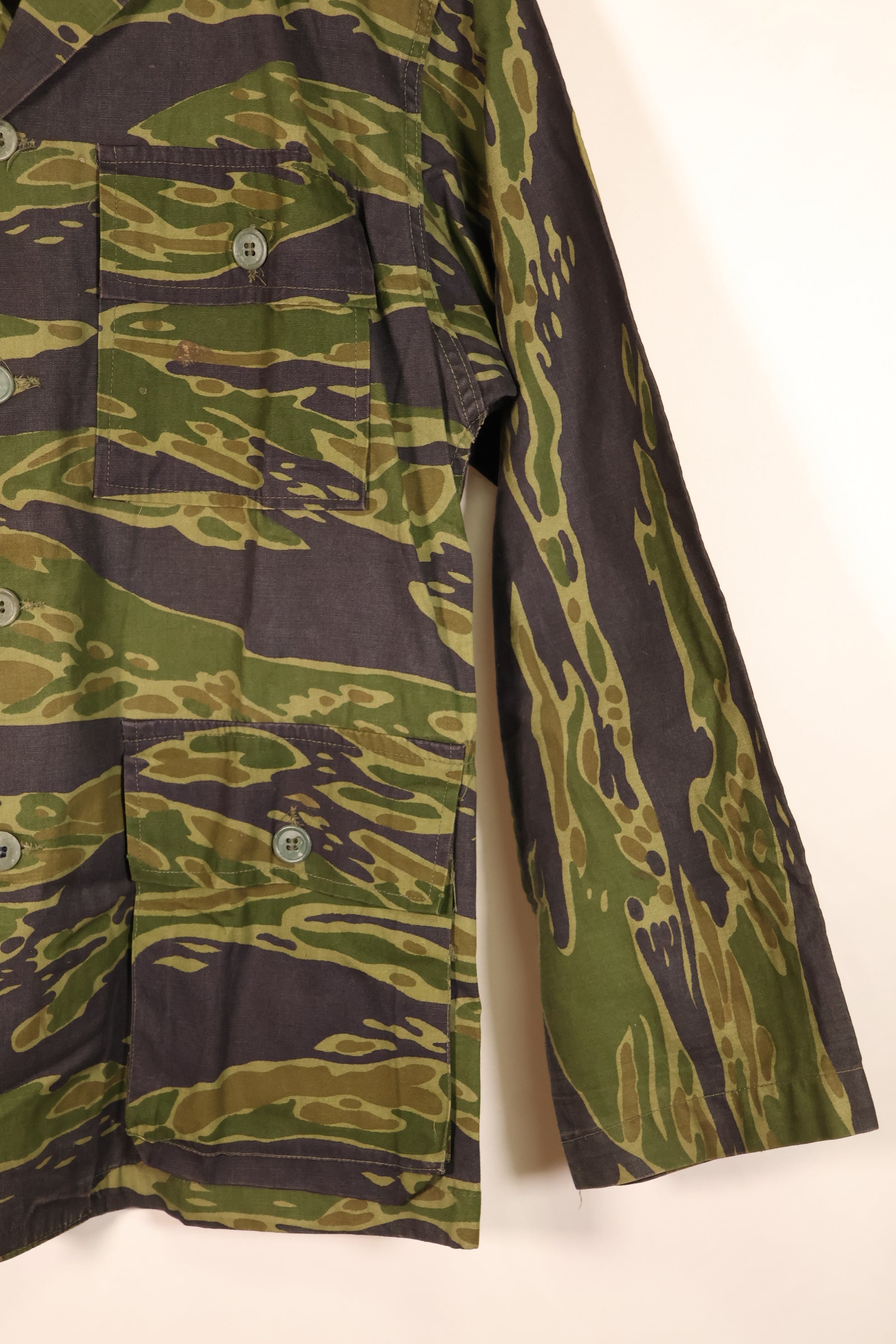 Early 1970s, Size S–M, South Vietnamese Marine Corps (VNMC), 5th Pattern Tiger Stripe Shirt, in good condition　