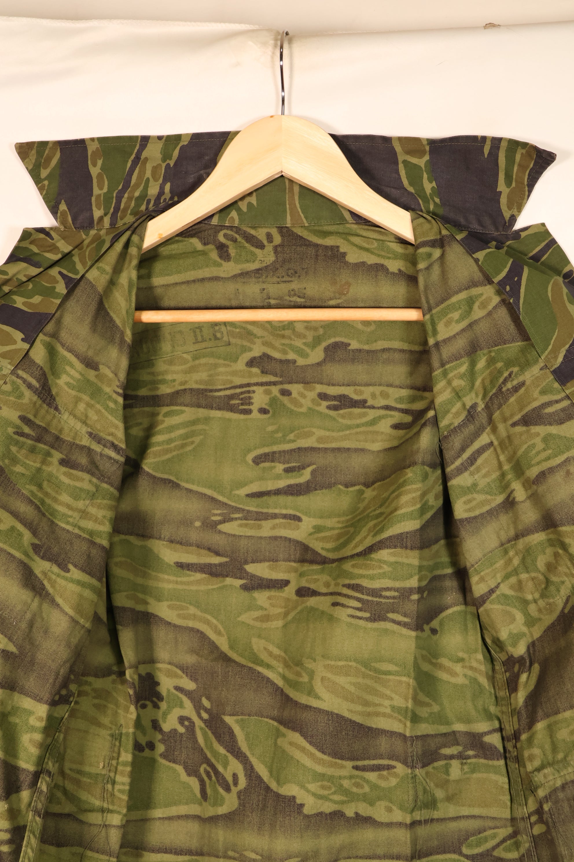 Early 1970s, Size S–M, South Vietnamese Marine Corps (VNMC), 5th Pattern Tiger Stripe Shirt, in good condition　