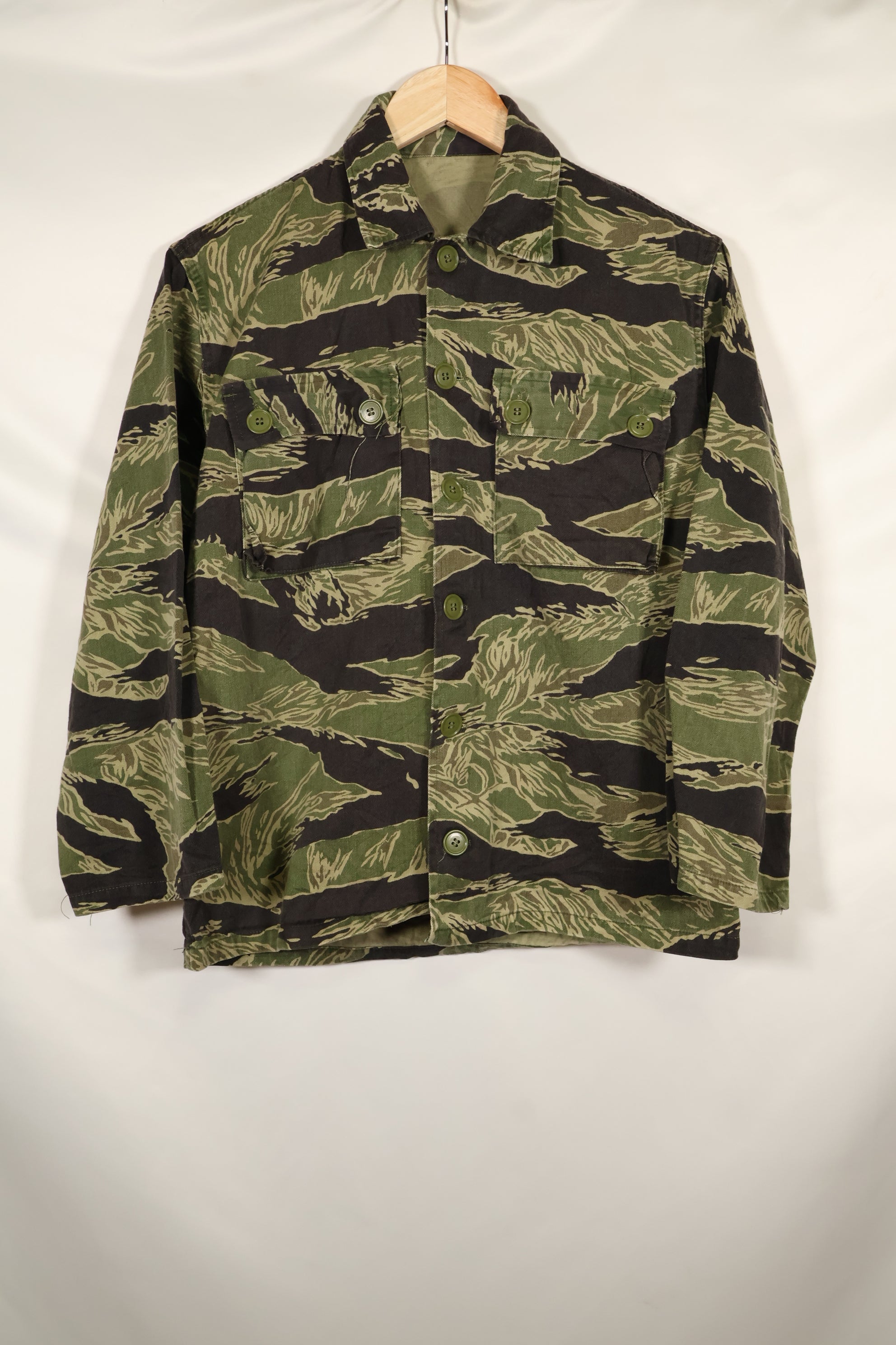 Mid-1960s US Cut Okinawa Tiger Lime Green Color Tiger Stripe Shirt Used
