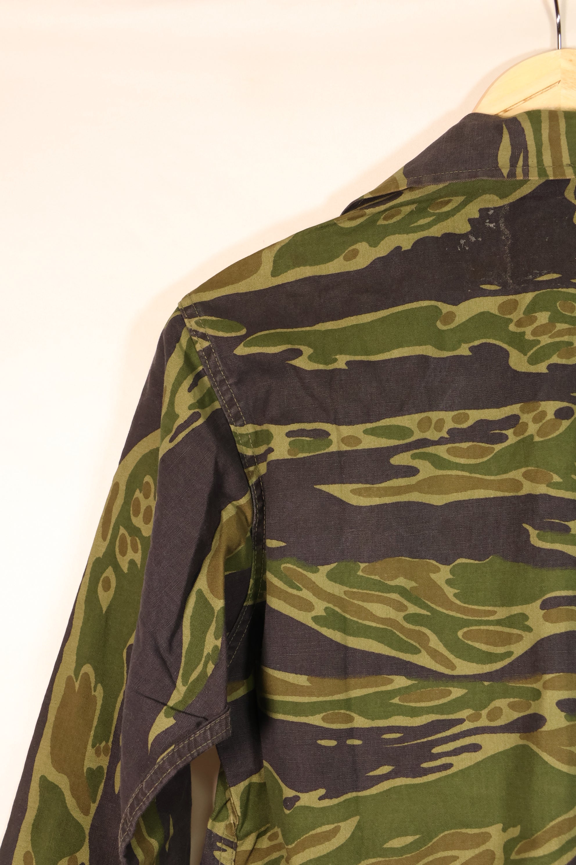 Early 1970s, Size S–M, South Vietnamese Marine Corps (VNMC), 5th Pattern Tiger Stripe Shirt, in good condition　