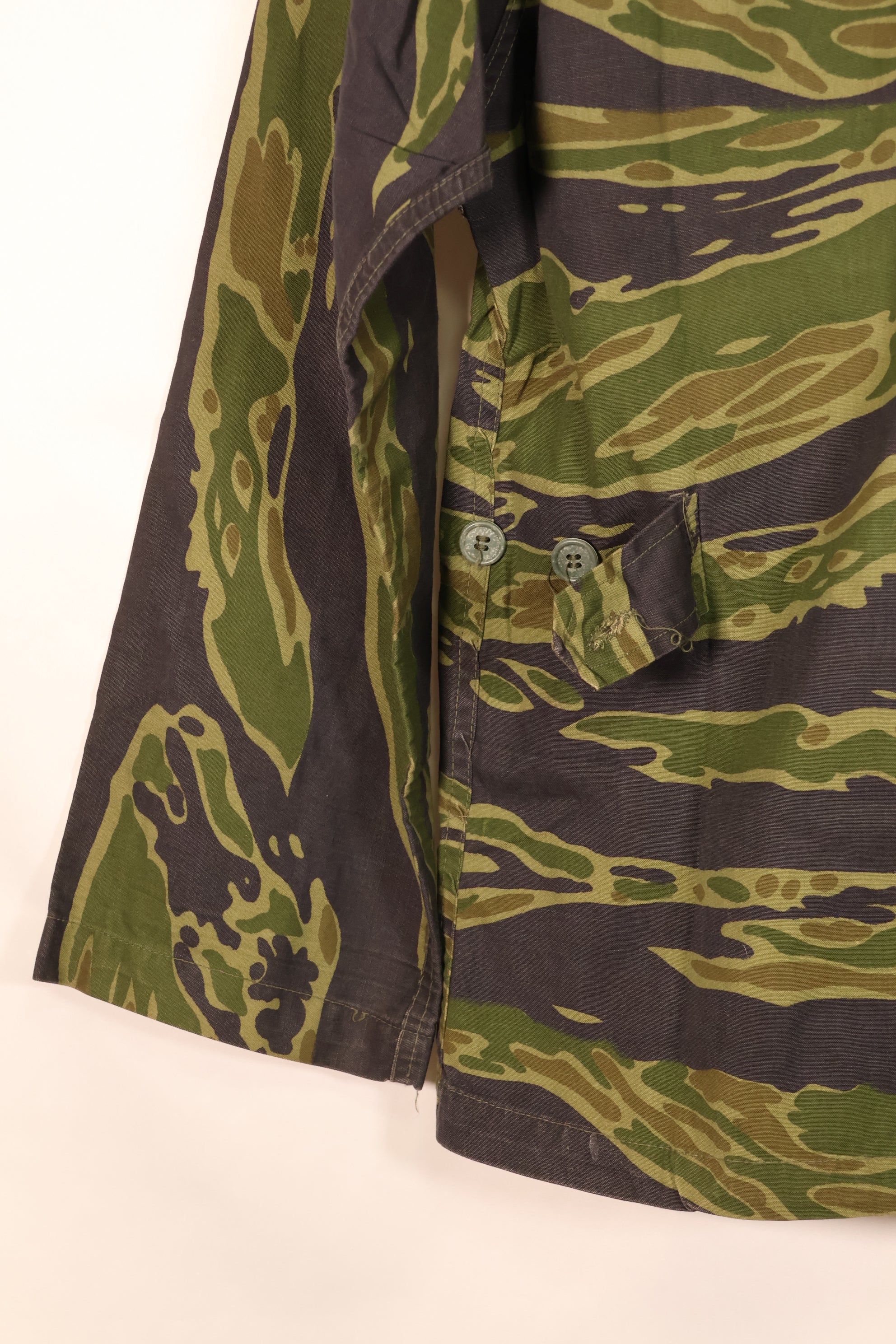 Early 1970s, Size S–M, South Vietnamese Marine Corps (VNMC), 5th Pattern Tiger Stripe Shirt, in good condition　