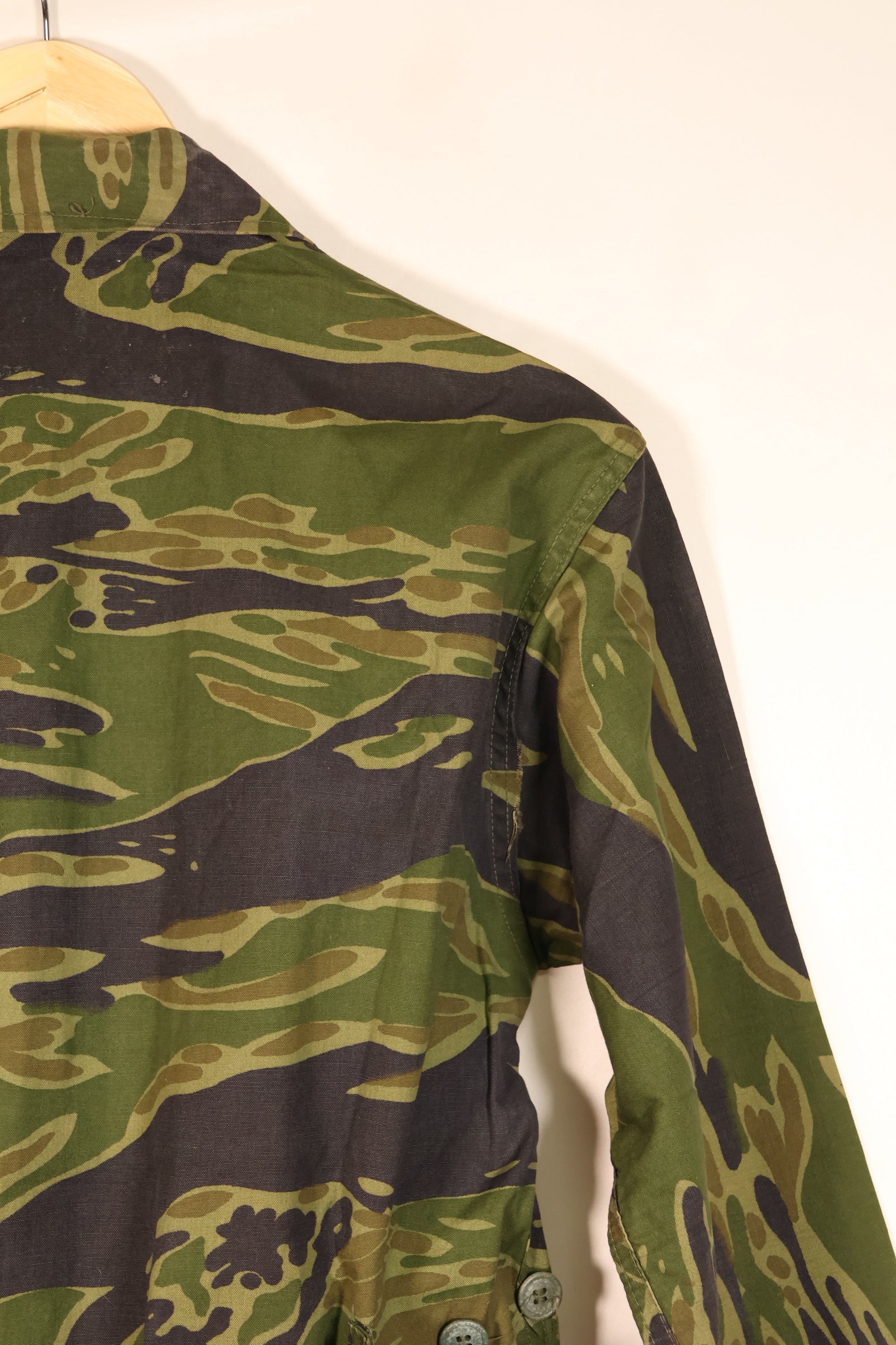 Early 1970s, Size S–M, South Vietnamese Marine Corps (VNMC), 5th Pattern Tiger Stripe Shirt, in good condition　