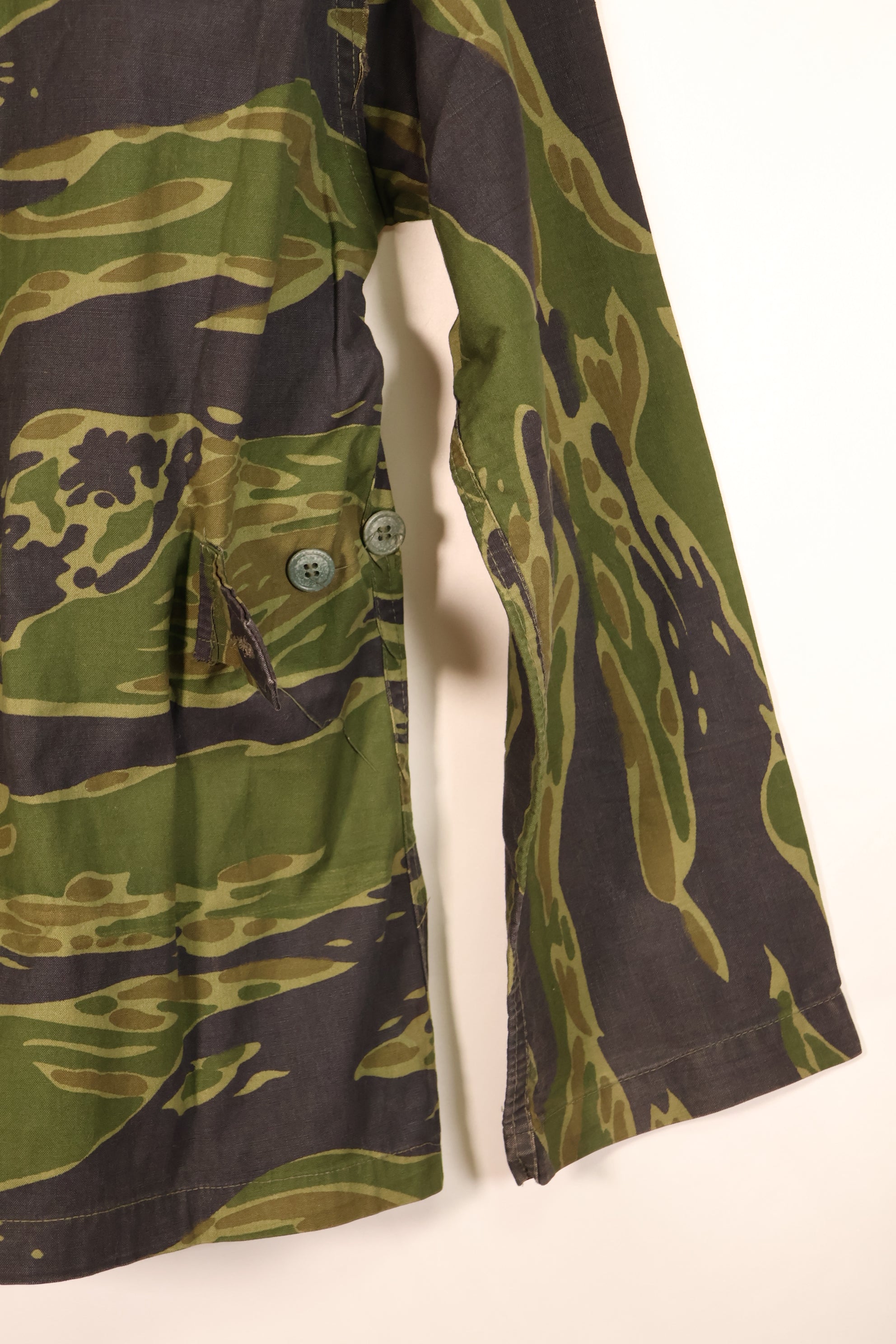 Early 1970s, Size S–M, South Vietnamese Marine Corps (VNMC), 5th Pattern Tiger Stripe Shirt, in good condition　