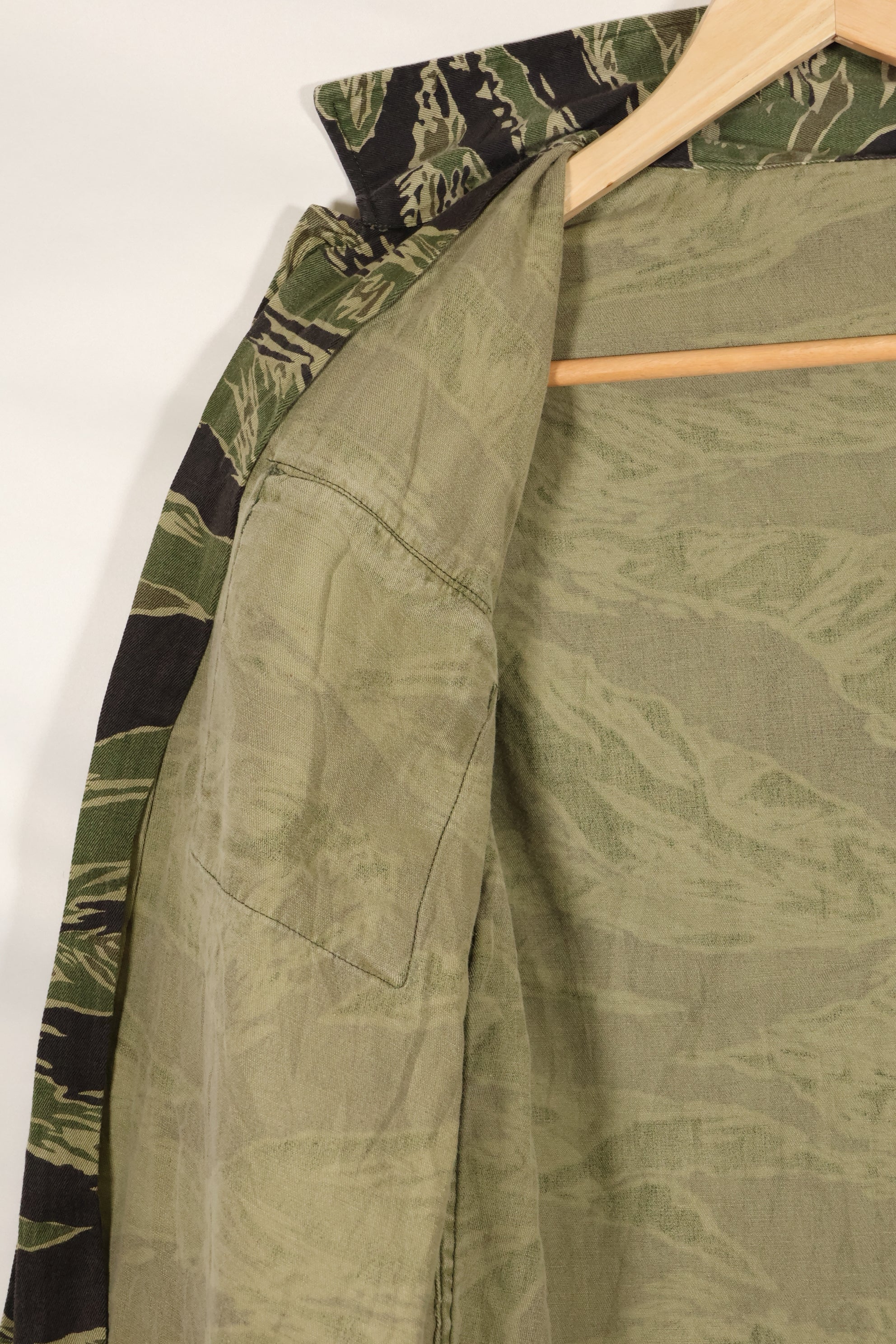 Mid-1960s US Cut Okinawa Tiger Lime Green Color Tiger Stripe Shirt Used