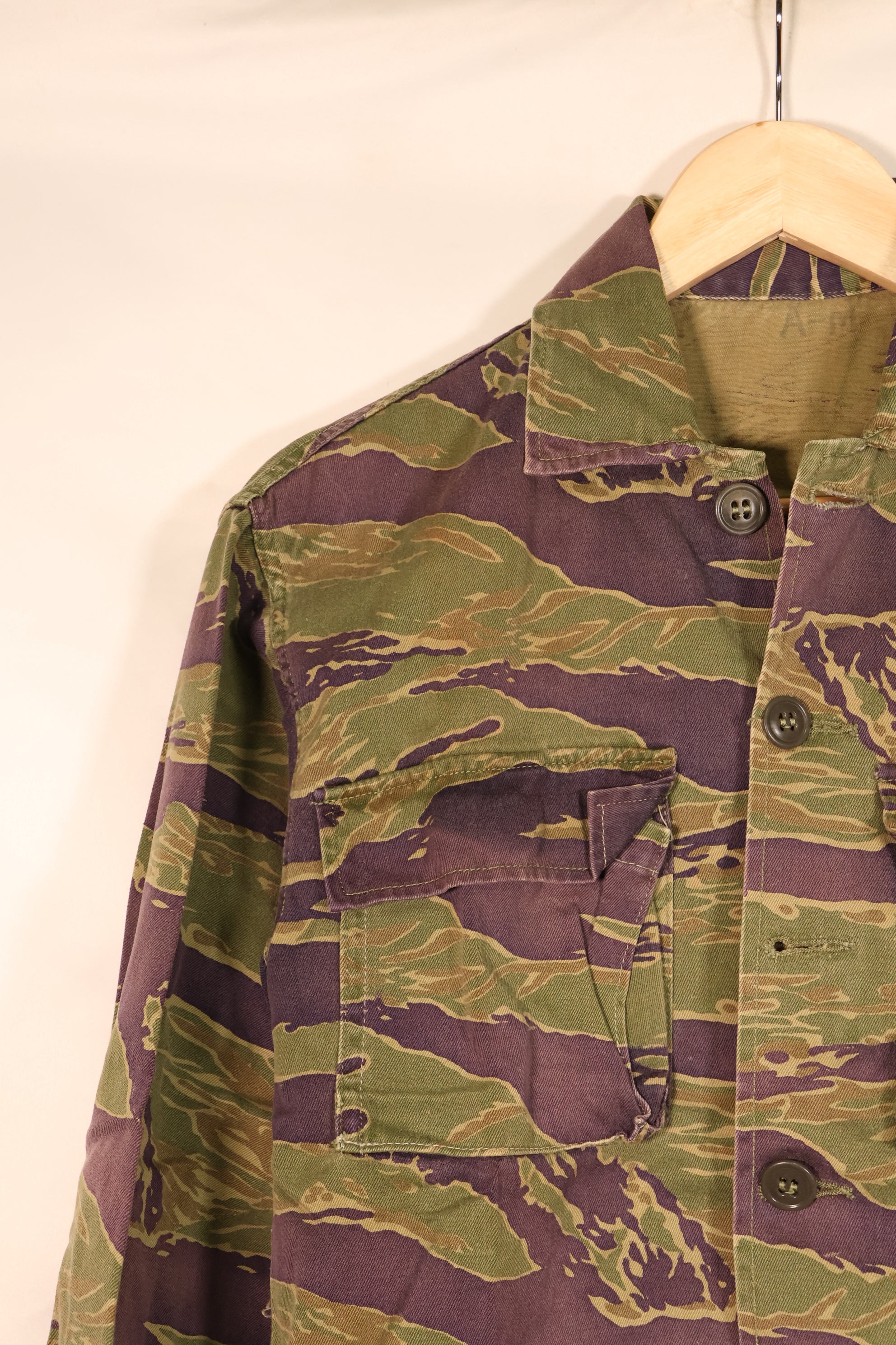 1960年代後半　A-M　ゴールドタイガー派生系　タイガーストライプ　Asian カット　シャツ　中古品