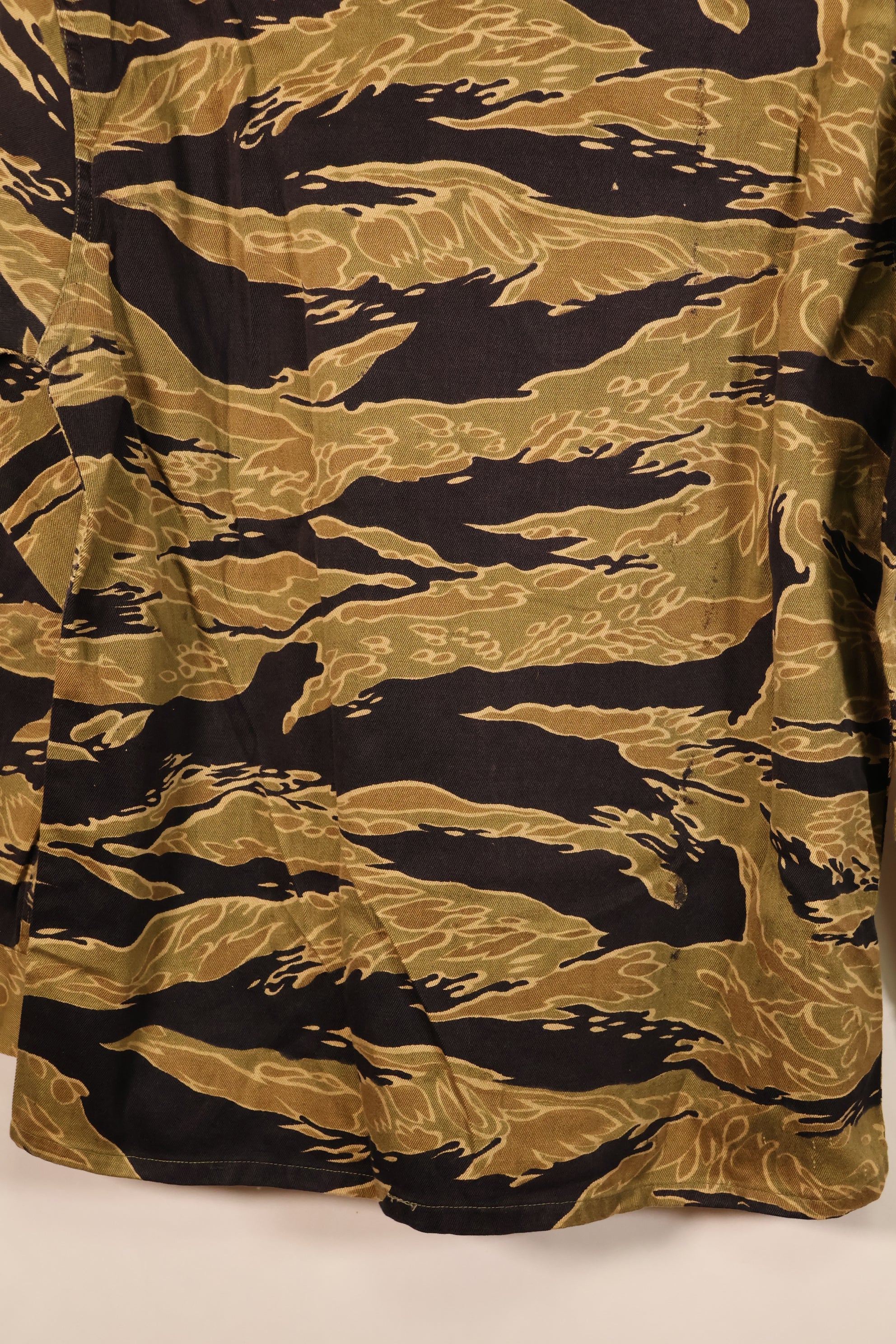 Late 1960s US-S Gold Tiger Pattern US-Cut Tiger Stripe Shirt, Used