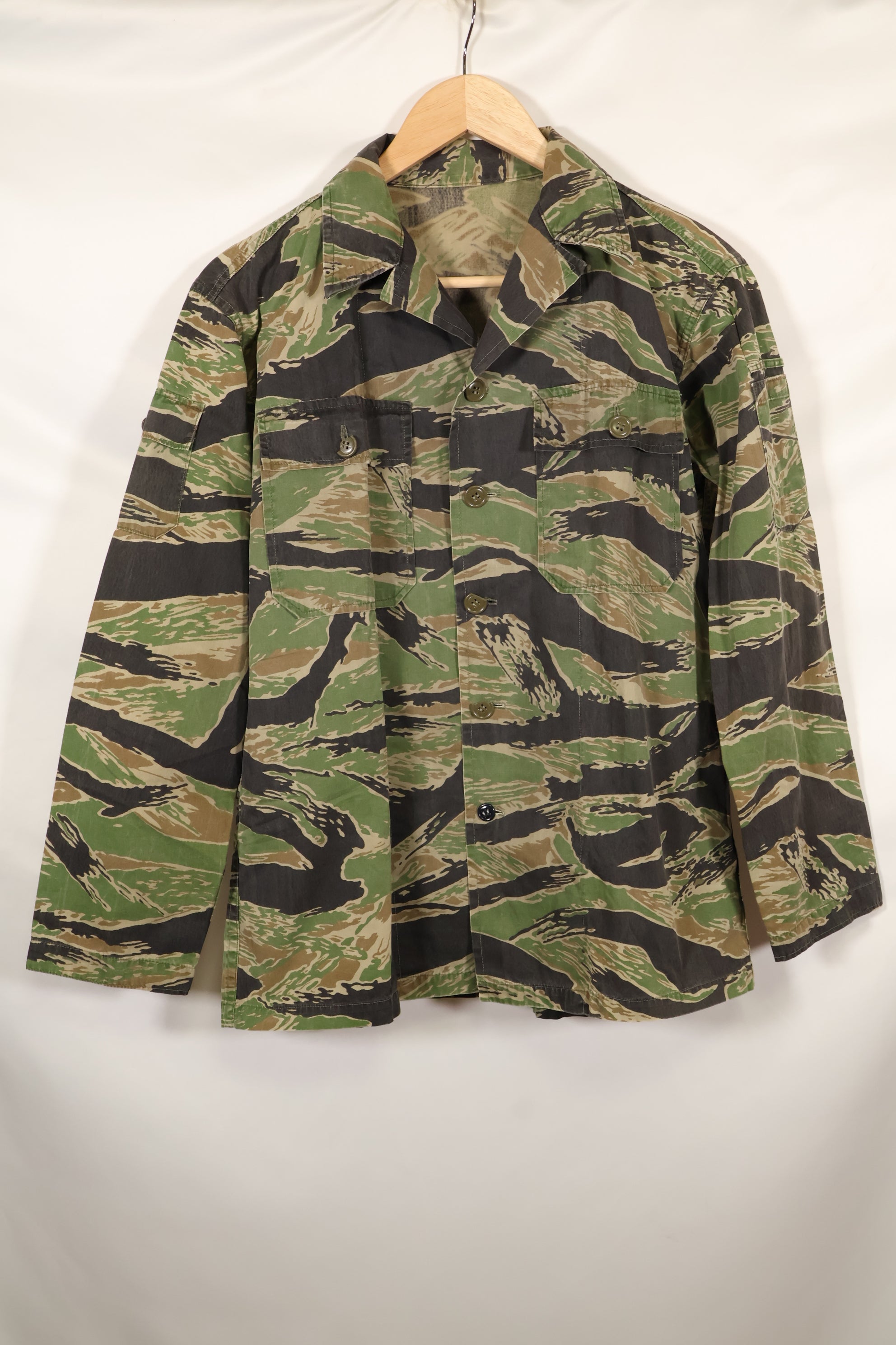 Late 1950s-1960s, thin fabric, rare VNMC 1st Model tiger stripe shirt, good condition.