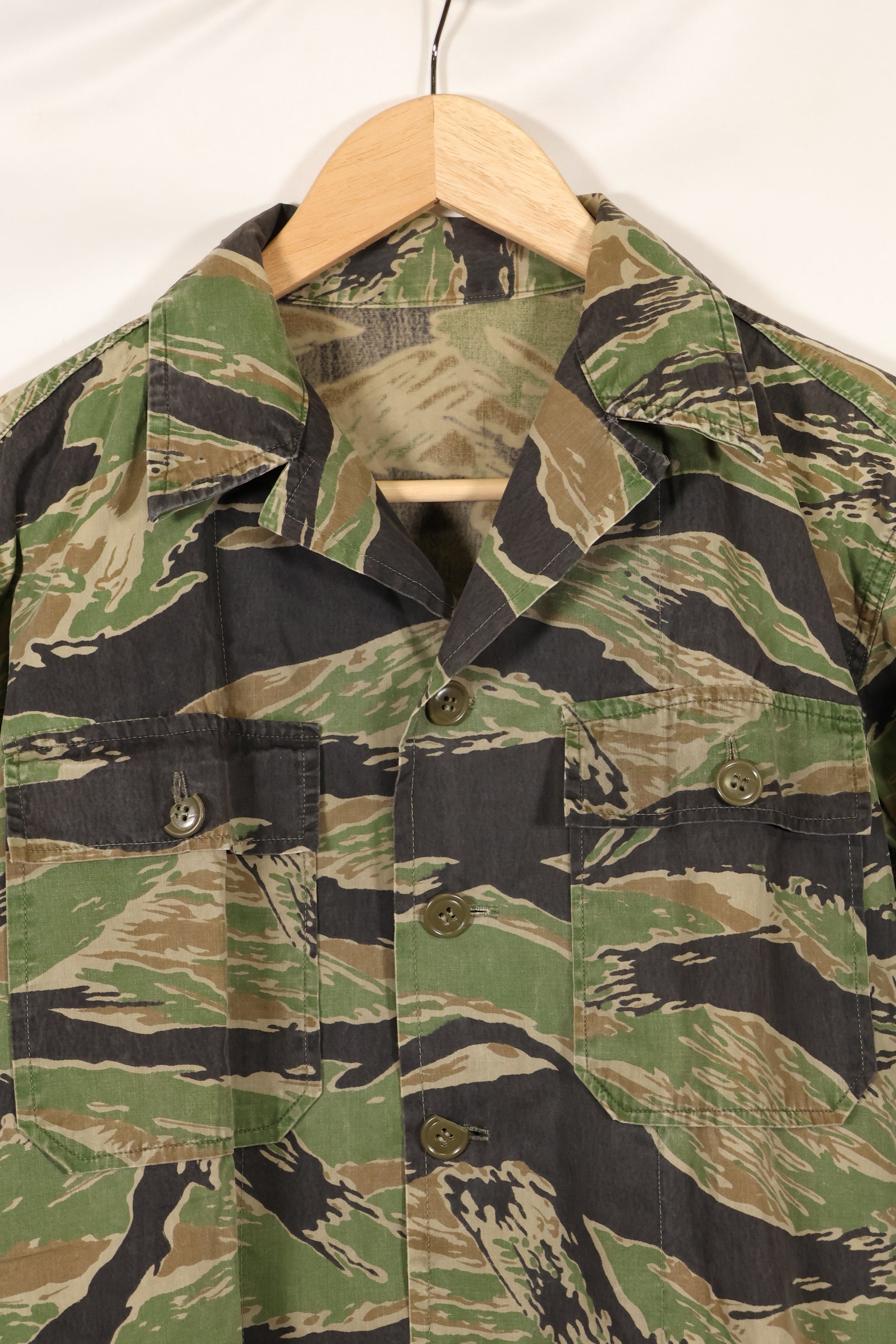Late 1950s-1960s, thin fabric, rare VNMC 1st Model tiger stripe shirt, good condition.