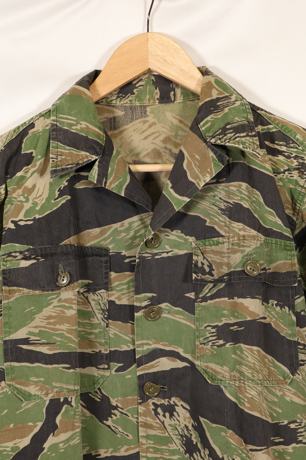 Late 1950s-1960s, thin fabric, rare VNMC 1st Model tiger stripe shirt, good condition.