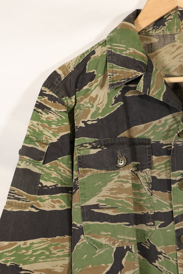Late 1950s-1960s, thin fabric, rare VNMC 1st Model tiger stripe shirt, good condition.