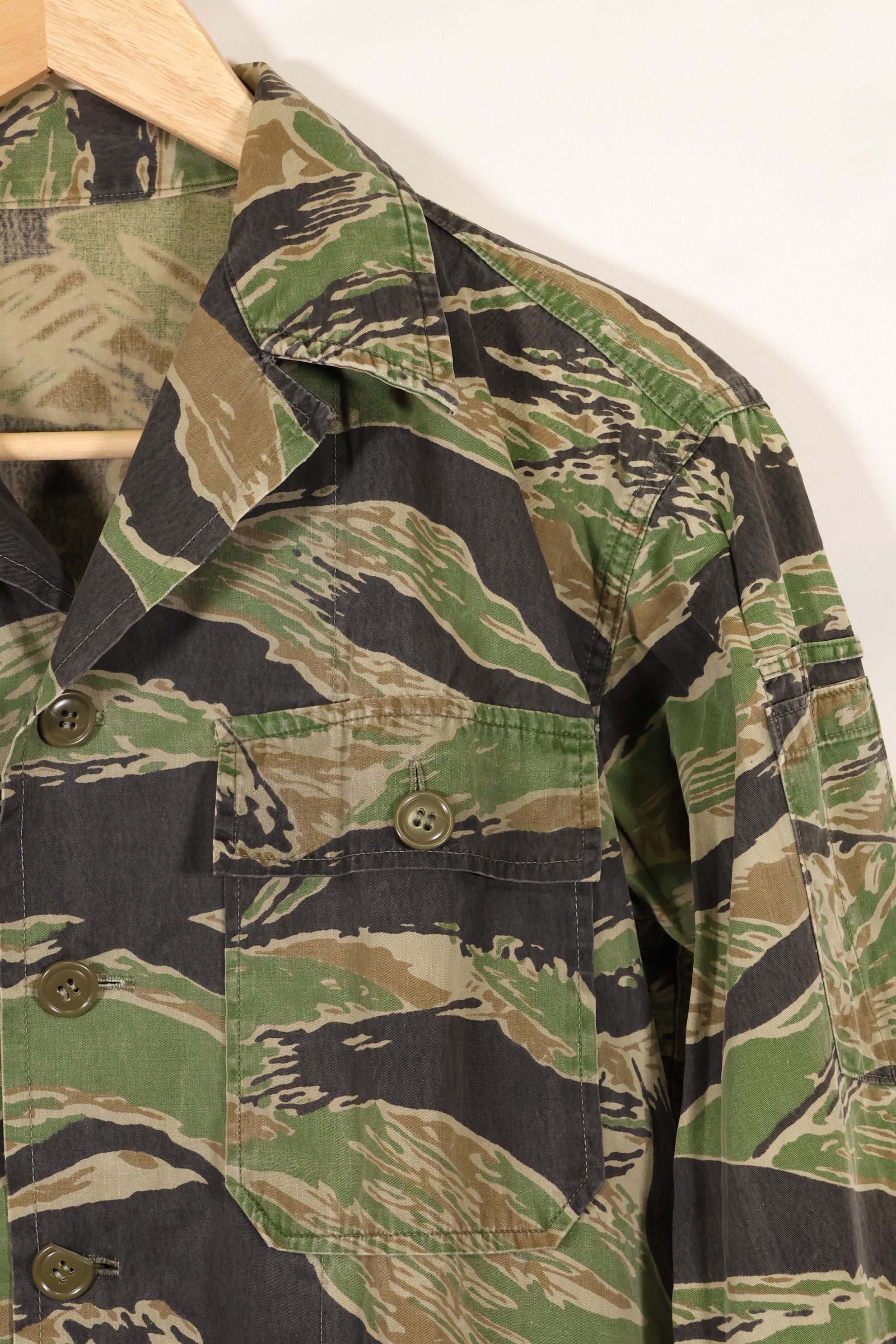 Late 1950s-1960s, thin fabric, rare VNMC 1st Model tiger stripe shirt, good condition.