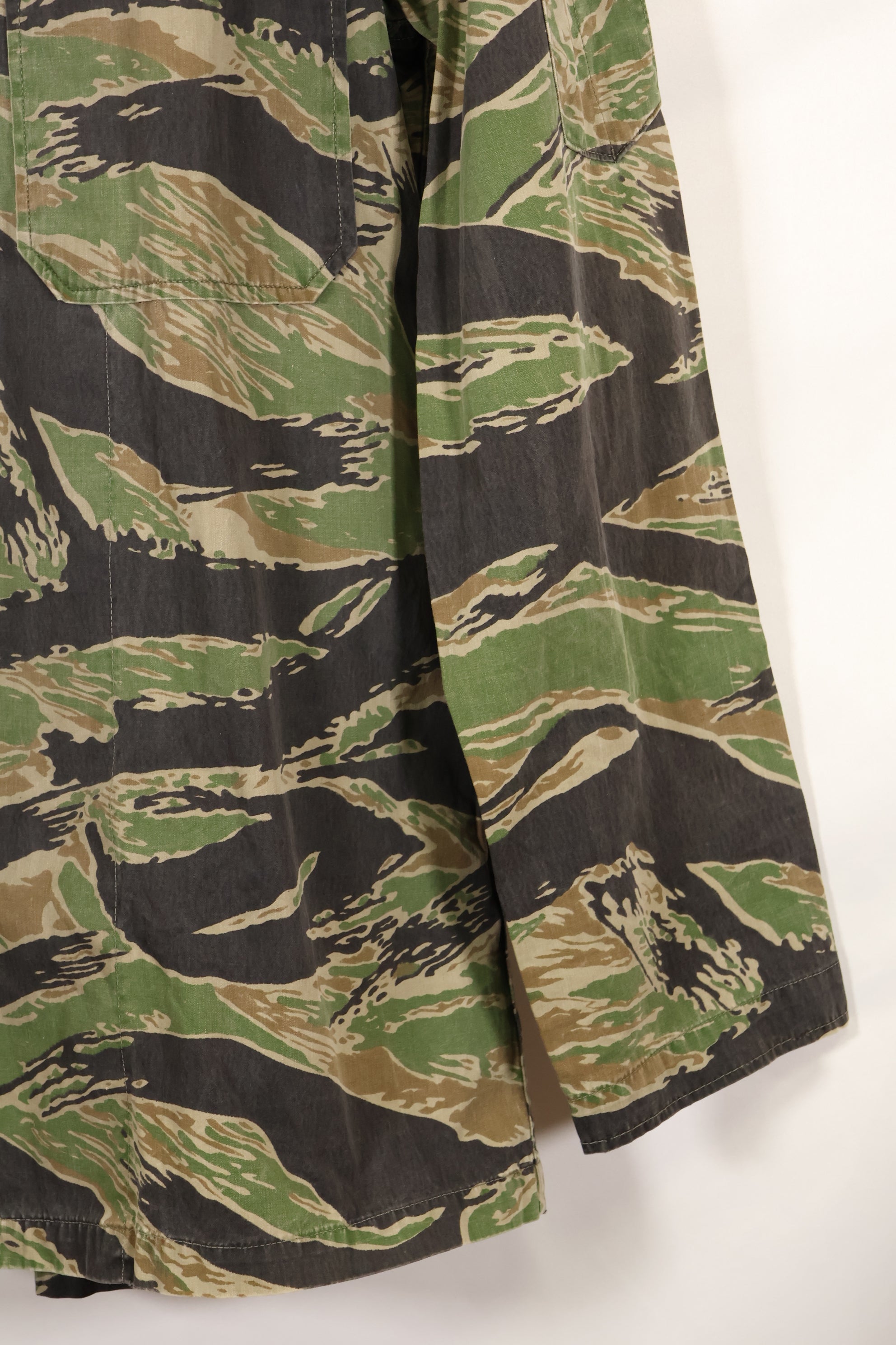 Late 1950s-1960s, thin fabric, rare VNMC 1st Model tiger stripe shirt, good condition.