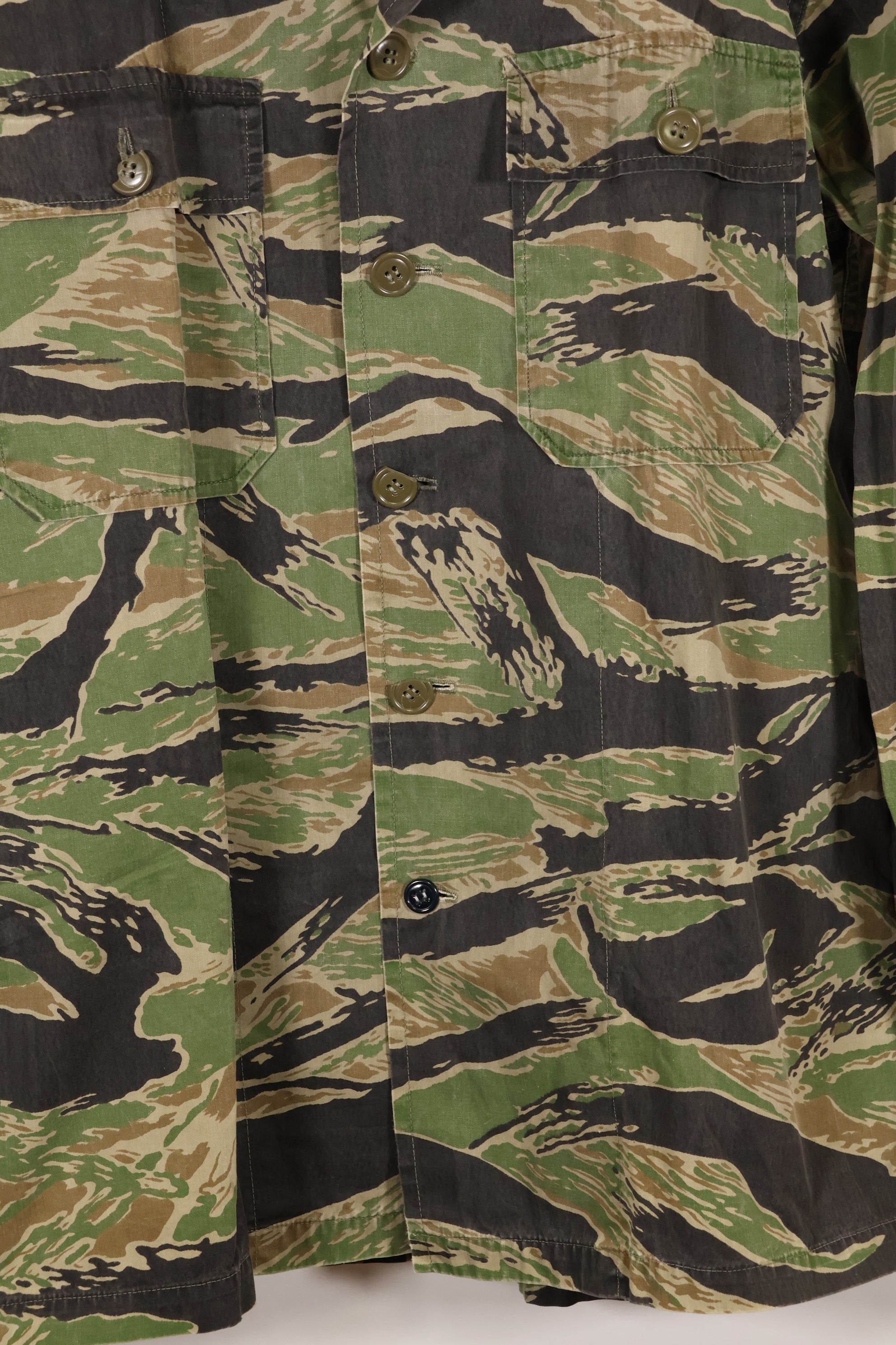 Late 1950s-1960s, thin fabric, rare VNMC 1st Model tiger stripe shirt, good condition.