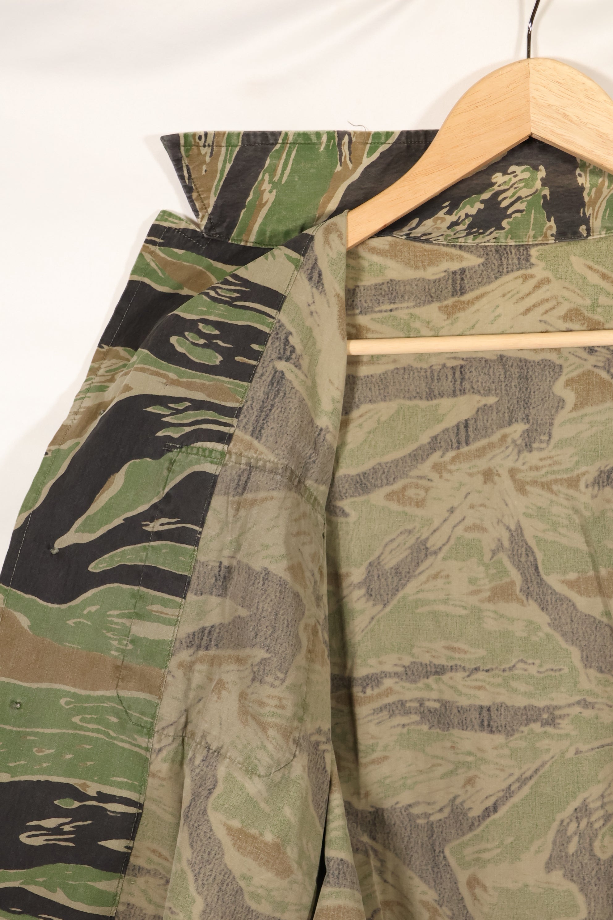 Late 1950s-1960s, thin fabric, rare VNMC 1st Model tiger stripe shirt, good condition.