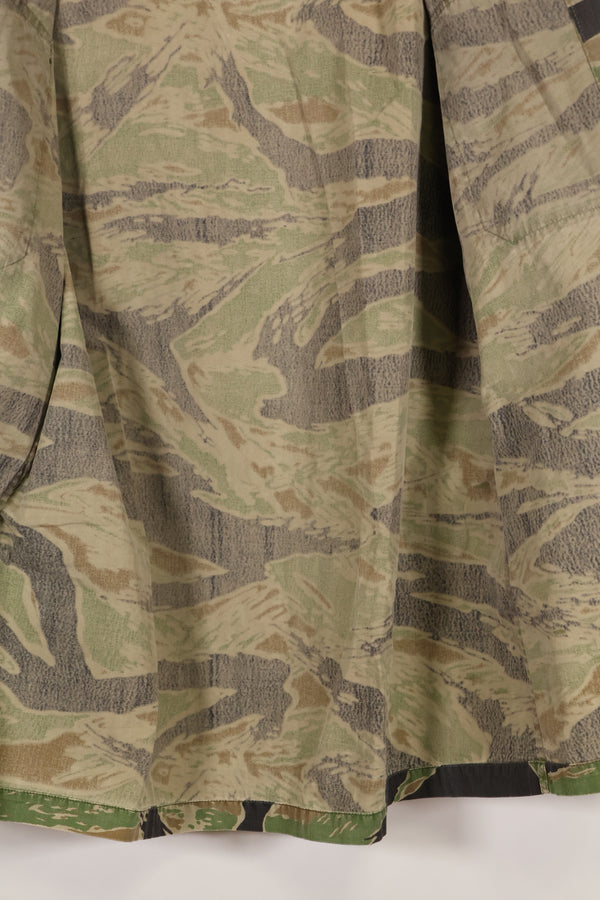 Late 1950s-1960s, thin fabric, rare VNMC 1st Model tiger stripe shirt, good condition.