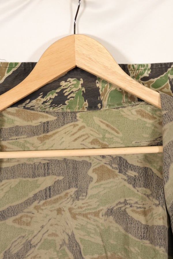 Late 1950s-1960s, thin fabric, rare VNMC 1st Model tiger stripe shirt, good condition.