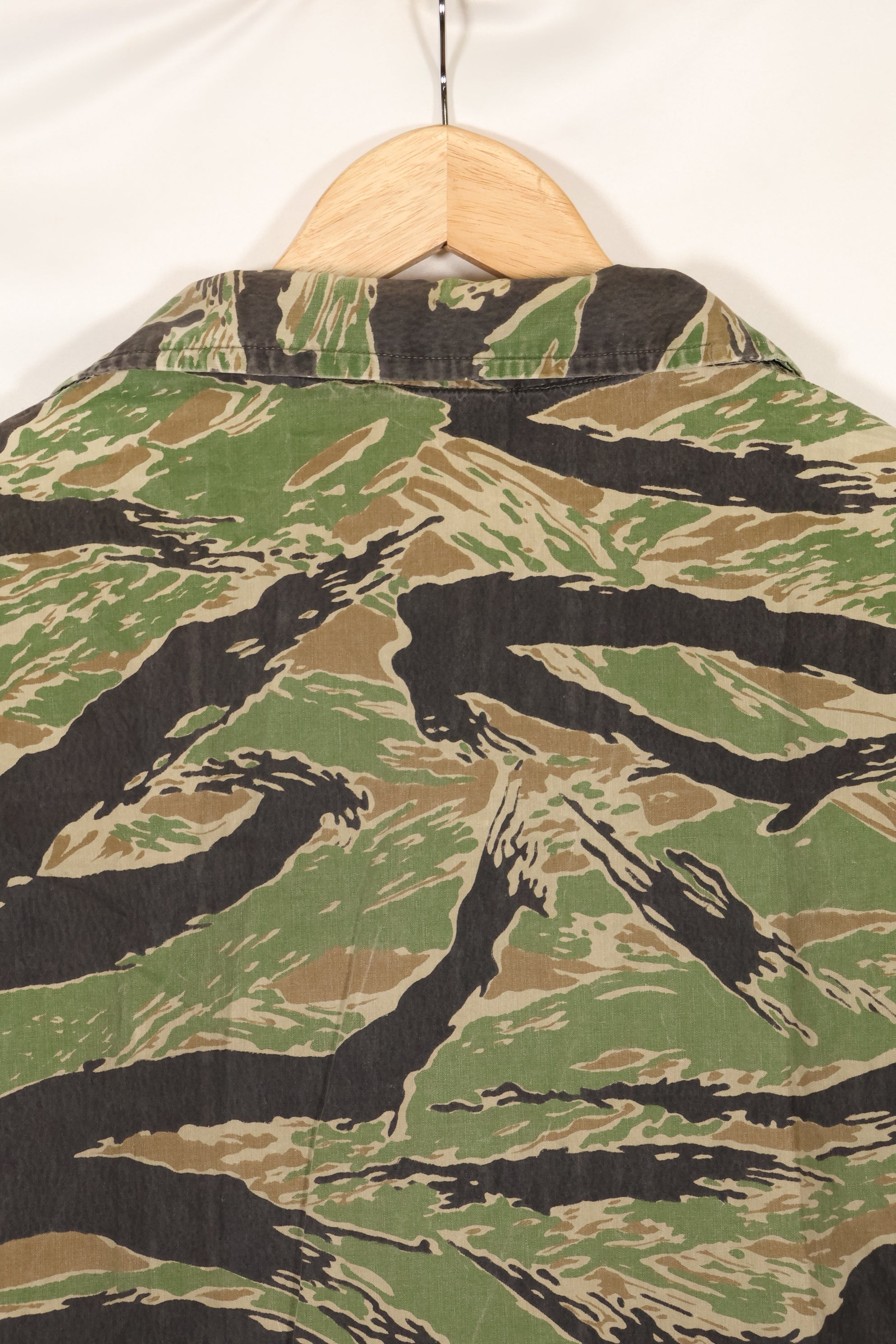Late 1950s-1960s, thin fabric, rare VNMC 1st Model tiger stripe shirt, good condition.