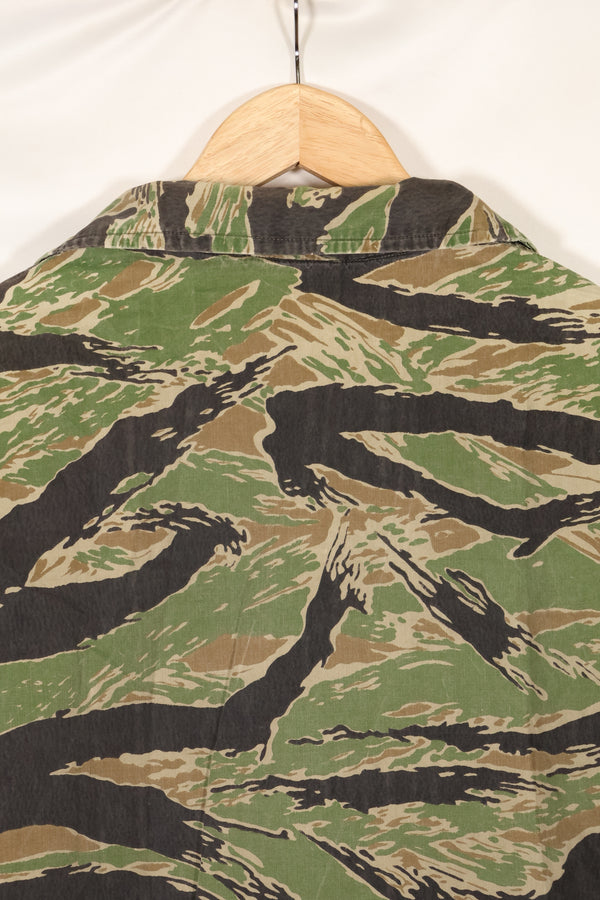 Late 1950s-1960s, thin fabric, rare VNMC 1st Model tiger stripe shirt, good condition.