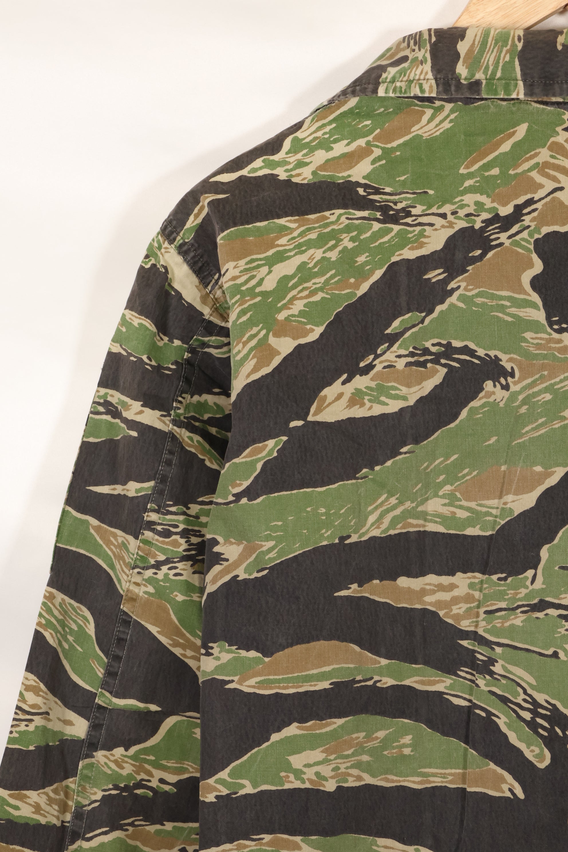 Late 1950s-1960s, thin fabric, rare VNMC 1st Model tiger stripe shirt, good condition.