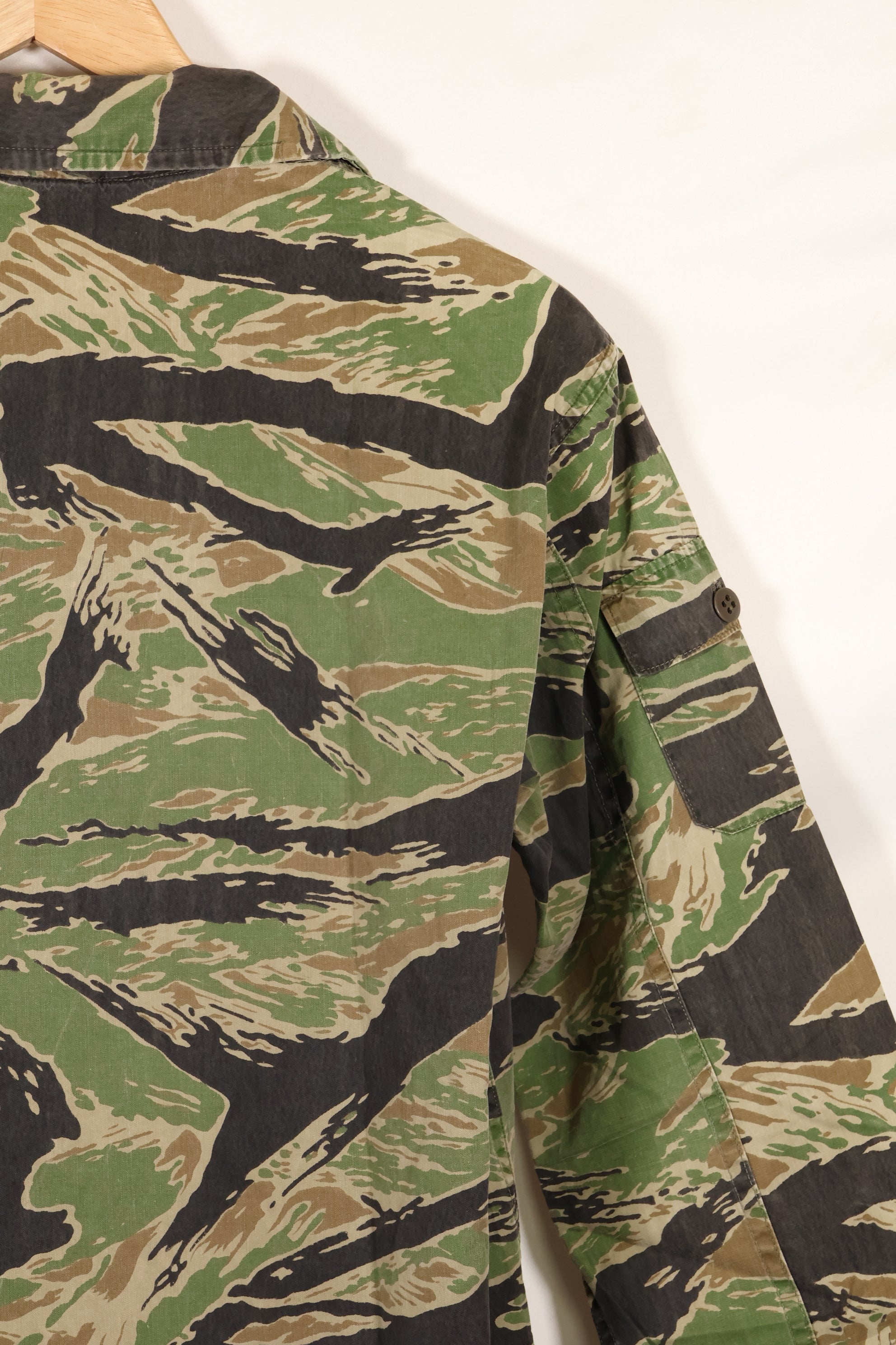 Late 1950s-1960s, thin fabric, rare VNMC 1st Model tiger stripe shirt, good condition.