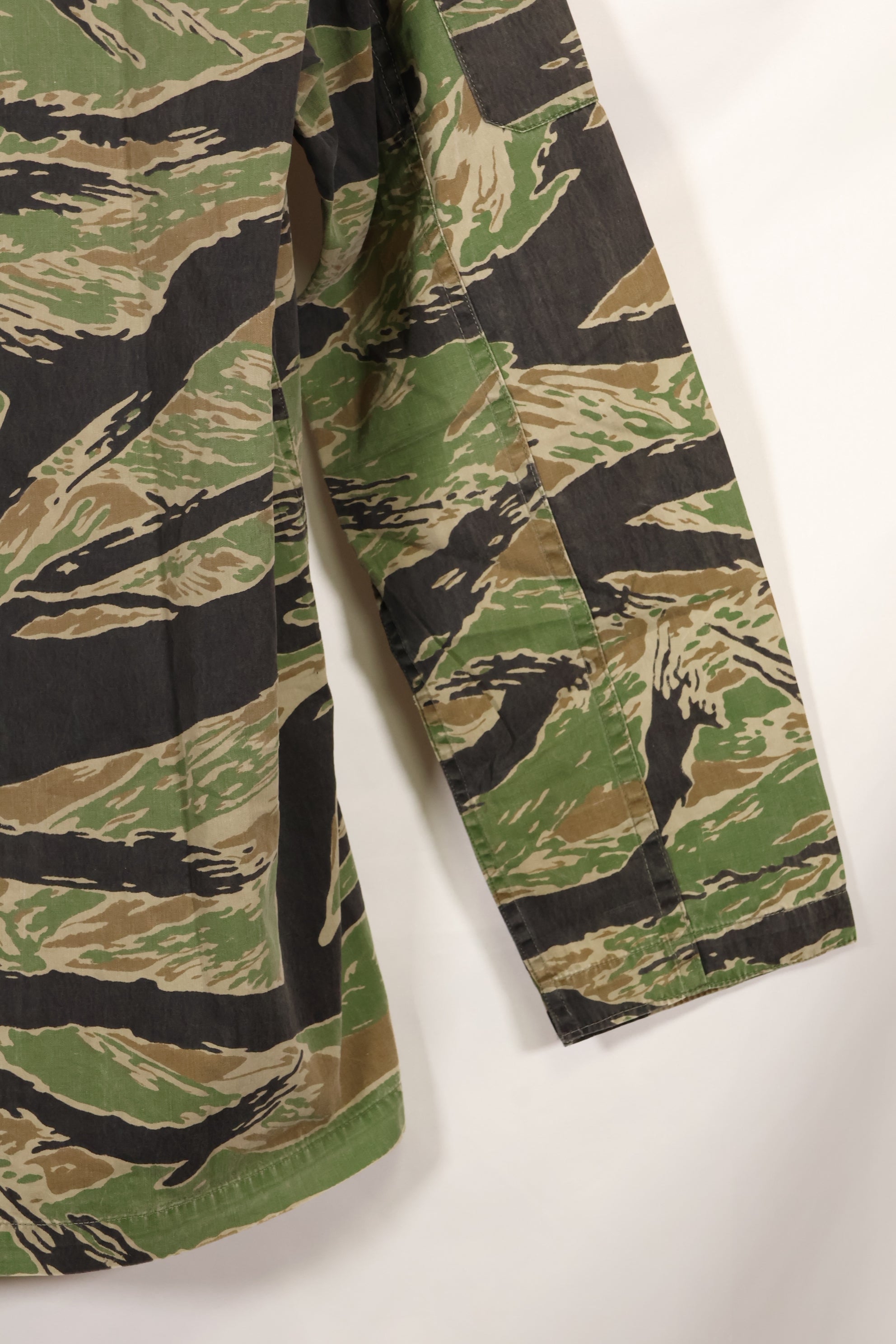 Late 1950s-1960s, thin fabric, rare VNMC 1st Model tiger stripe shirt, good condition.