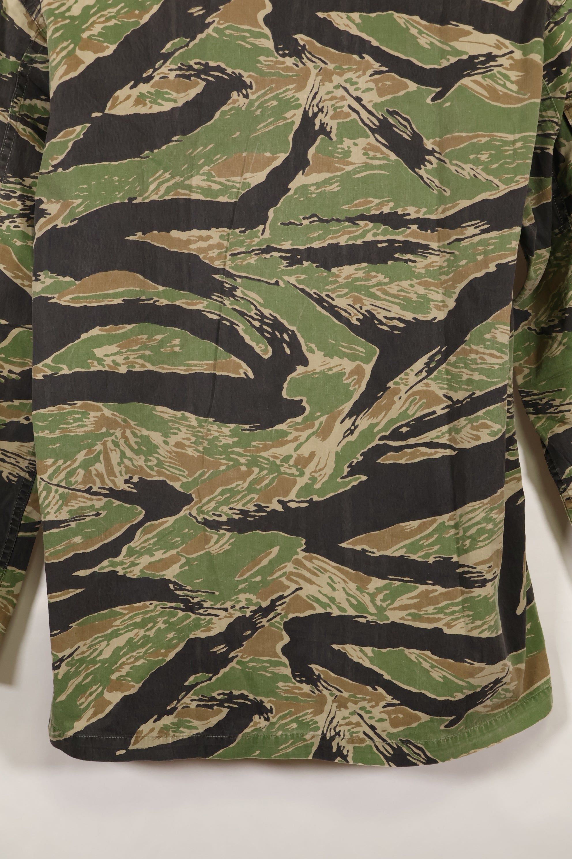 Late 1950s-1960s, thin fabric, rare VNMC 1st Model tiger stripe shirt, good condition.