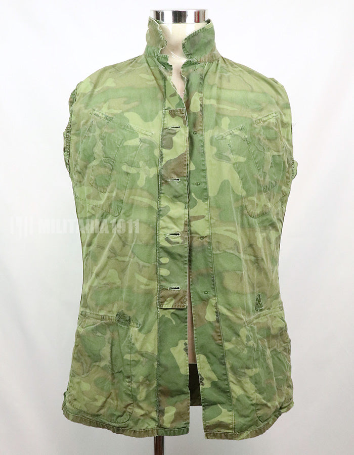 Original non ripstop fabric ERDL jungle fatigues jacket, faded, scratches.